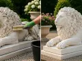 Comment nettoyer une statue de jardin en pierre : une main gantée brosse la crinière d'un lion en pierre. À côté, le lion est propre et resplendissant.