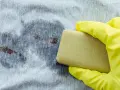 Main jaune pour enlever tache de sang séché bicarbonate.