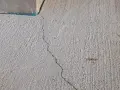 Une fissure traverse une dalle de béton. Cela soulève la question : peut-on couler une dalle en plusieurs fois sans compromettre sa solidité ?