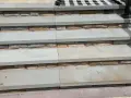 Escaliers en pierre bleue, prêts à nettoyer avec du savon noir pour retrouver leur éclat naturel.