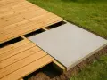 Une dalle béton est posée à côté d'une terrasse en bois. Peut-on couler une dalle béton sur une ancienne dalle ?