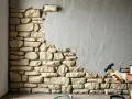Maintenant, comment enlever du ciment sec sur de la pierre. Un marteau et des gants sont prêts pour le travail.