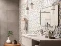 Salle de bain moderne avec mur géométrique coloré. Le primaire d'accrochage pour faïence assure une pose parfaite de ce carrelage audacieux.