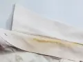 Col de chemise ancienne en coton blanc, marqué par des taches jaunes de sueur et de sébum.