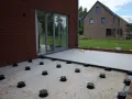 Installation de dalles de terrasse sur plots. Le nettoyage dalle terrasse est terminé, les supports sont prêts pour la pose.