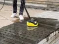 Nettoyer une terrasse en bois avec un nettoyeur haute pression. La méthode pour comment enlever le vert sur du bois est efficace.