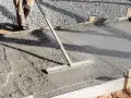 Outil pour aplanir le béton frais, étape clé pour savoir comment faire une dalle de terrasse.