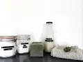 Ingrédients pour la meilleure recette lessive maison : bicarbonate de soude, cristaux de soude, savon de Marseille et une bouteille de lessive liquide.