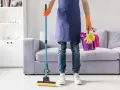 Prêt à laver par terre avec une serpillère et un seau rempli de produits de nettoyage.