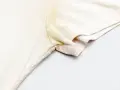 Une tache jaune sur un vêtement blanc, sous le bras, témoigne d'une journée bien remplie.