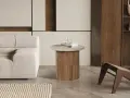 Table basse en travertin et bois, parfaite pour une deco salon moderne. Un verre d'eau sur des magazines.