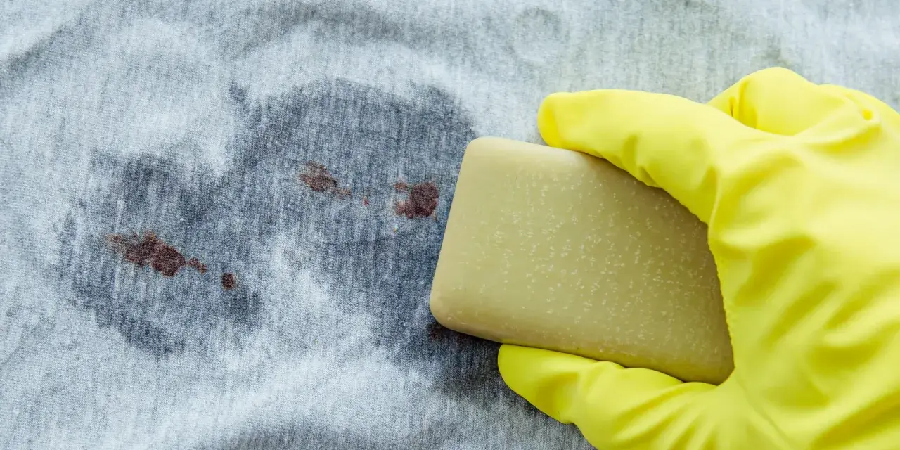 Main jaune pour enlever tache de sang séché bicarbonate.