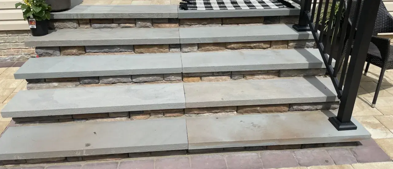 Escaliers en pierre bleue, prêts à nettoyer avec du savon noir pour retrouver leur éclat naturel.