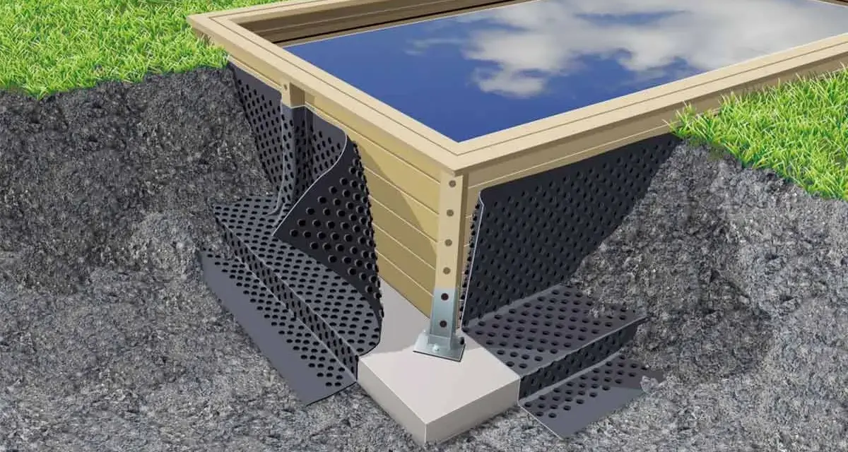 Protection d'une piscine en bois avec une membrane drainante. Le traitement bois piscine assure sa longévité.