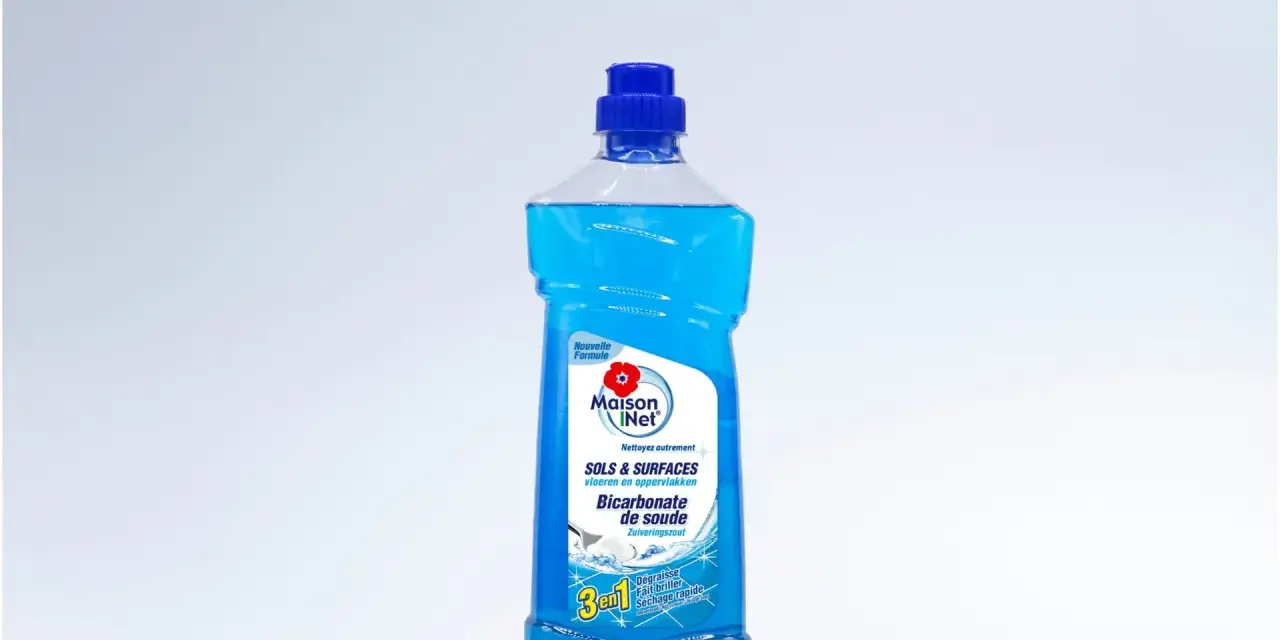Bouteille de nettoyant bleu Maison Inet pour sols et surfaces, à base de bicarbonate de soude, pour un nettoyage efficace.