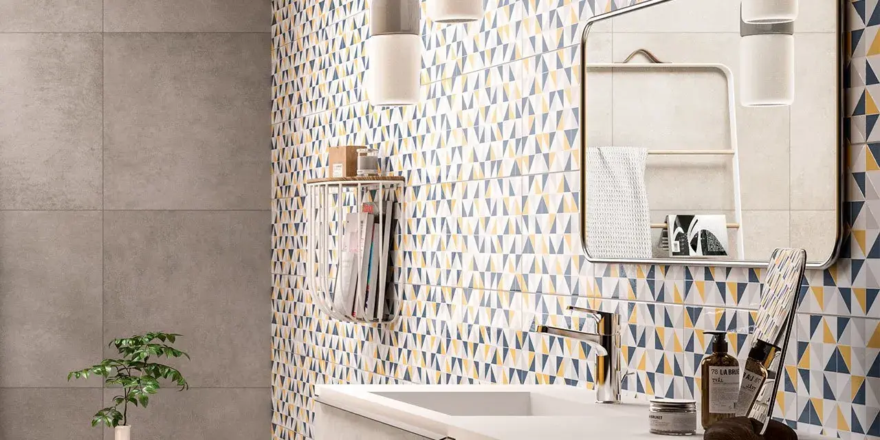 Salle de bain moderne avec mur géométrique coloré. Le primaire d'accrochage pour faïence assure une pose parfaite de ce carrelage audacieux.