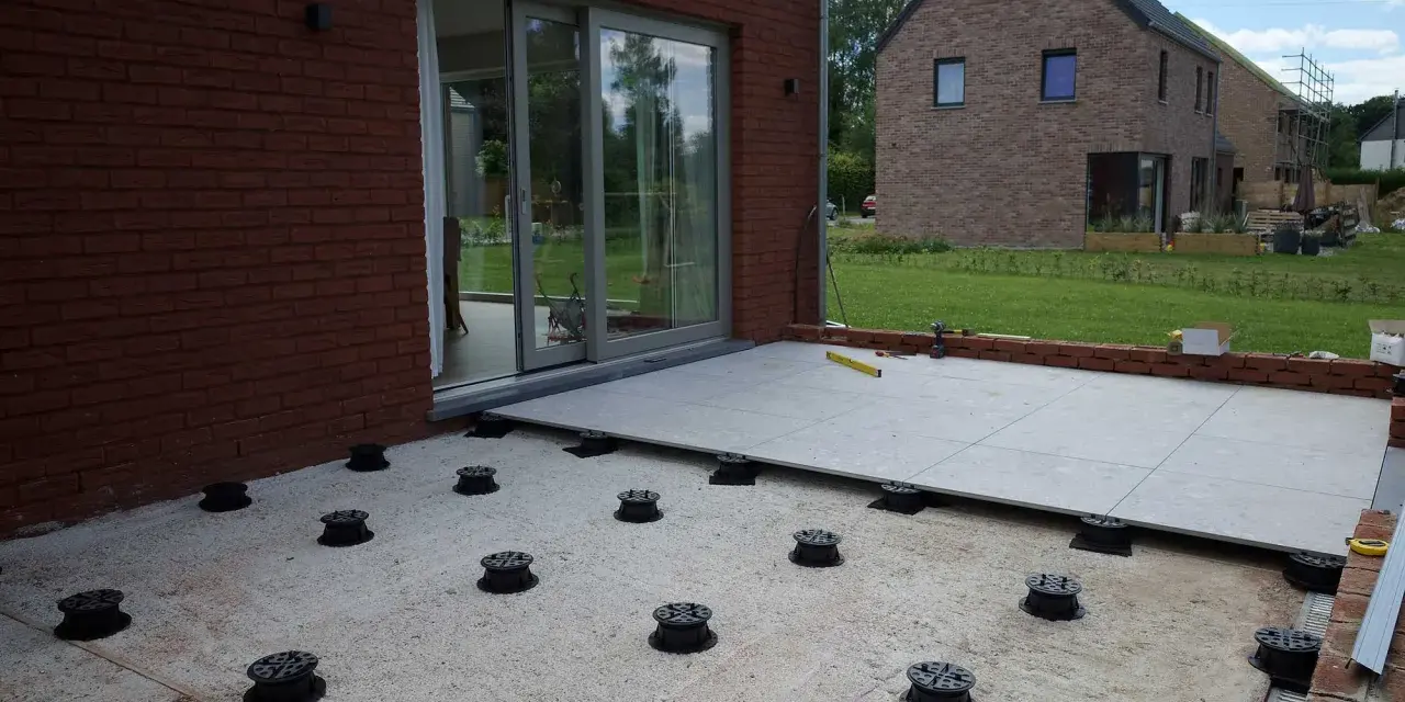 Installation de dalles de terrasse sur plots. Le nettoyage dalle terrasse est terminé, les supports sont prêts pour la pose.