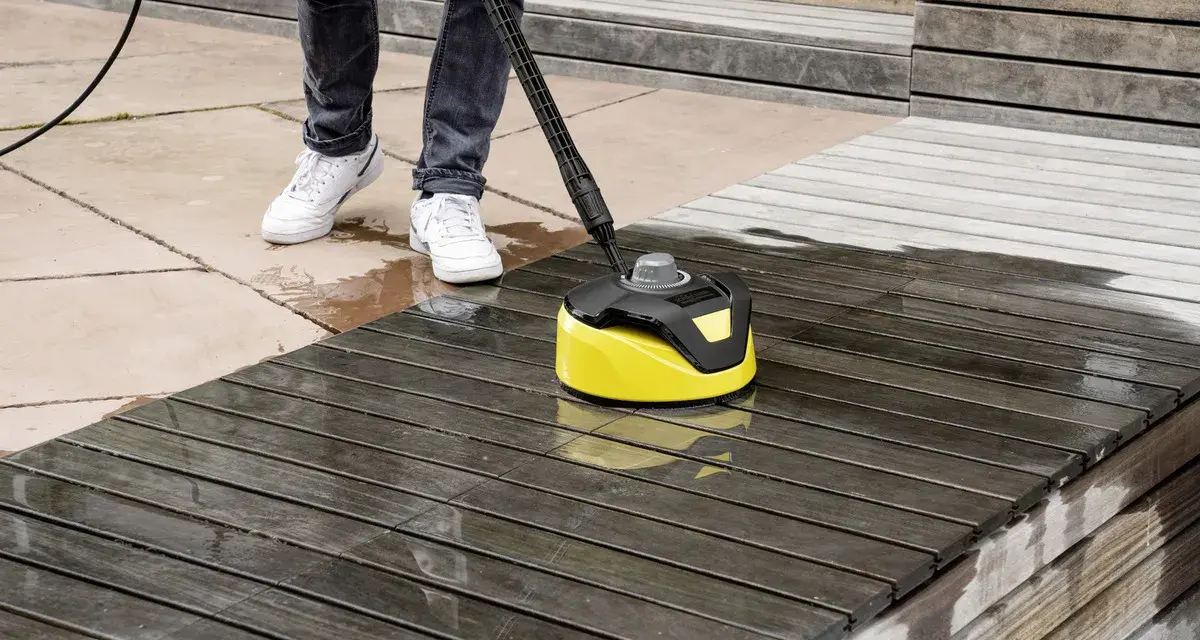 Nettoyer une terrasse en bois avec un nettoyeur haute pression. La méthode pour comment enlever le vert sur du bois est efficace.