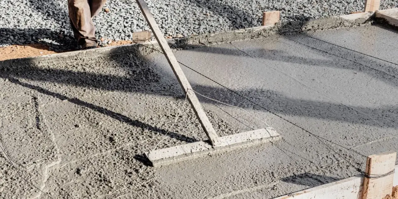 Outil pour aplanir le béton frais, étape clé pour savoir comment faire une dalle de terrasse.