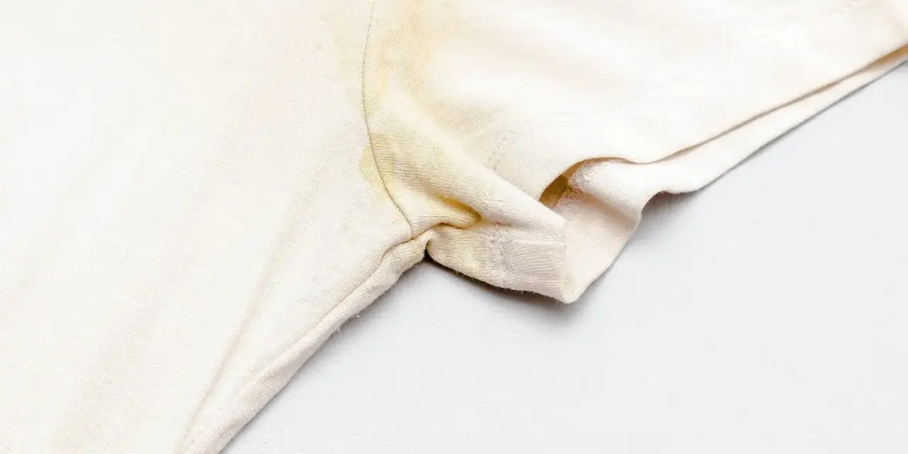 Une tache jaune sur un vêtement blanc, sous le bras, témoigne d'une journée bien remplie.