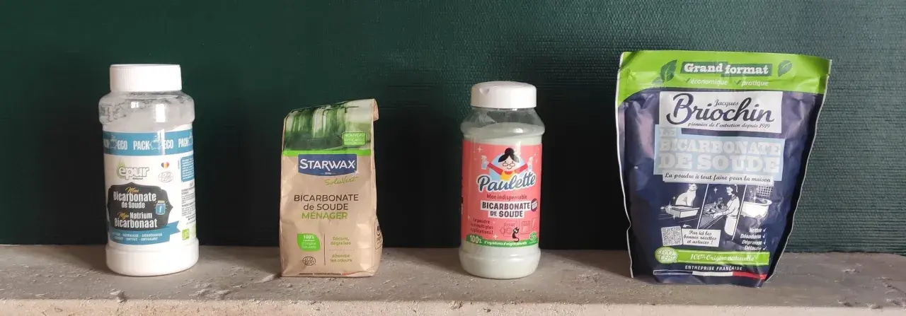 Quatre produits de bicarbonate de soude, dont un pour raviver le noir, sont alignés.