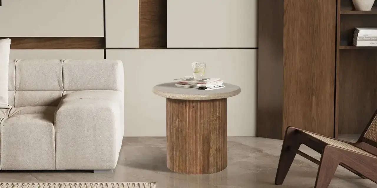 Table basse en travertin et bois, parfaite pour une deco salon moderne. Un verre d'eau sur des magazines.