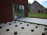 Installation de dalles de terrasse sur plots. Le nettoyage dalle terrasse est terminé, les supports sont prêts pour la pose.