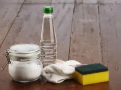 Bicarbonate de soude dans un bocal, une bouteille de vinaigre, une éponge et une brosse à dents. Idéal pour 15 utilisations du bicarbonate de soude.