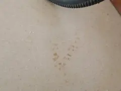 Une trace de lino tache incrustée sur le sol.