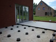 Installation de dalles de terrasse sur plots. Le nettoyage dalle terrasse est terminé, les supports sont prêts pour la pose.