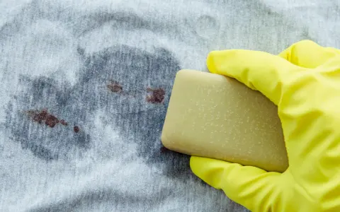 Main jaune pour enlever tache de sang séché bicarbonate.