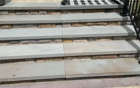 Escaliers en pierre bleue, prêts à nettoyer avec du savon noir pour retrouver leur éclat naturel.
