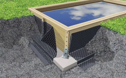 Protection d'une piscine en bois avec une membrane drainante. Le traitement bois piscine assure sa longévité.