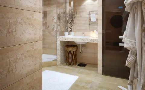 Salle de bain moderne avec carrelage imitation travertin. Un nettoyage à la vapeur serait idéal pour maintenir cette finition.