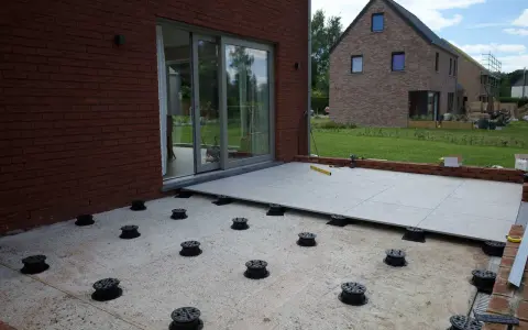 Installation de dalles de terrasse sur plots. Le nettoyage dalle terrasse est terminé, les supports sont prêts pour la pose.