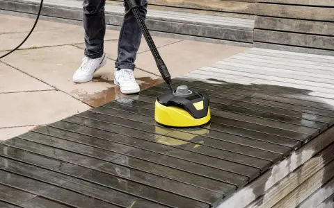 Nettoyer une terrasse en bois avec un nettoyeur haute pression. La méthode pour comment enlever le vert sur du bois est efficace.