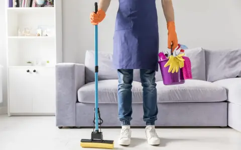 Prêt à laver par terre avec une serpillère et un seau rempli de produits de nettoyage.