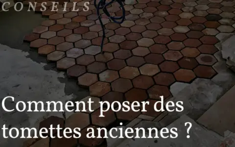 Pose de tomettes anciennes en cours. Le texte "Comment poser des tomettes anciennes ?" suggère des conseils pour ce type de revêtement.