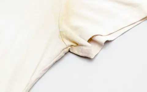 Une tache jaune sur un vêtement blanc, sous le bras, témoigne d'une journée bien remplie.
