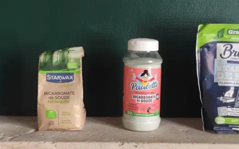 Quatre produits de bicarbonate de soude, dont un pour raviver le noir, sont alignés.