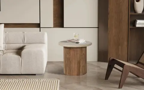 Table basse en travertin et bois, parfaite pour une deco salon moderne. Un verre d'eau sur des magazines.
