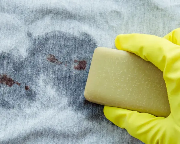 Main jaune pour enlever tache de sang séché bicarbonate.