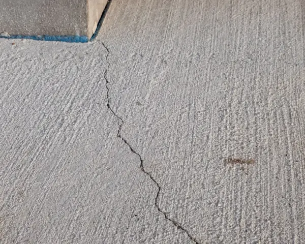 Une fissure traverse une dalle de béton. Cela soulève la question : peut-on couler une dalle en plusieurs fois sans compromettre sa solidité ?
