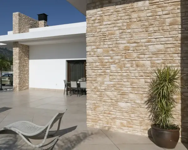 Façade en pierre reconstituée. Ses inconvénients : entretien parfois délicat, risque de décoloration.
