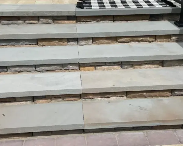 Escaliers en pierre bleue, prêts à nettoyer avec du savon noir pour retrouver leur éclat naturel.