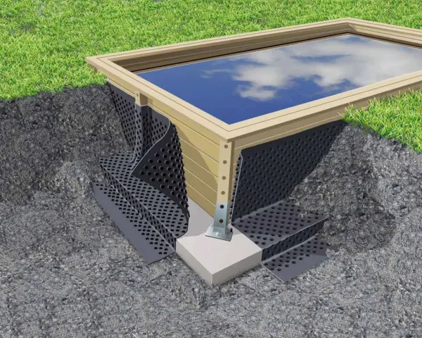Protection d'une piscine en bois avec une membrane drainante. Le traitement bois piscine assure sa longévité.