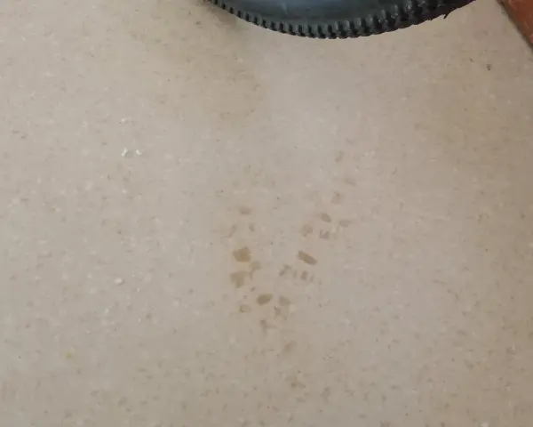 Une trace de lino tache incrustée sur le sol.