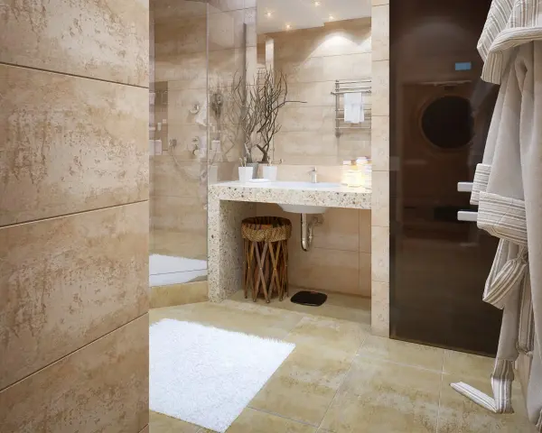Salle de bain moderne avec carrelage imitation travertin. Un nettoyage à la vapeur serait idéal pour maintenir cette finition.
