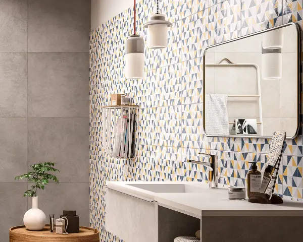 Salle de bain moderne avec mur géométrique coloré. Le primaire d'accrochage pour faïence assure une pose parfaite de ce carrelage audacieux.