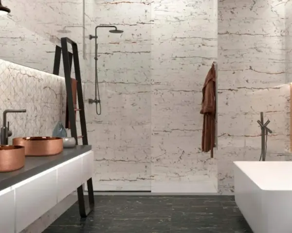 Salle de bain moderne avec murs texturés rappelant la pierre de Bourgogne, double vasque en cuivre, baignoire îlot et douche à l'italienne.